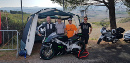 moto elettrica e-xxx col pilota e il team