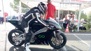 Davide su moto elettrica e-xxx alla partenza II
